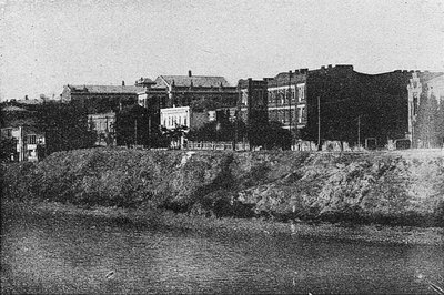 L'Hôpital_Français_sur_les_bords_de_la_Coura,_a_droite_(Dartigues_1919).jpg